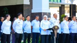 Gubernur Khofifah Pimpin Apel Pagi ASN Pemprov Jatim Pasca Libur Lebaran, Tekankan Kebijakan WFH sebagai Upaya Efisiensi dan Pastikan Kinerja Pelayanan Publik Tetap Maksimal