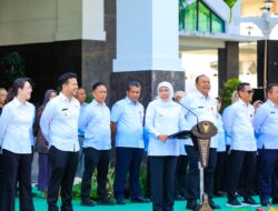 Gubernur Khofifah Pimpin Apel Pagi ASN Pemprov Jatim Pasca Libur Lebaran, Tekankan Kebijakan WFH sebagai Upaya Efisiensi dan Pastikan Kinerja Pelayanan Publik Tetap Maksimal