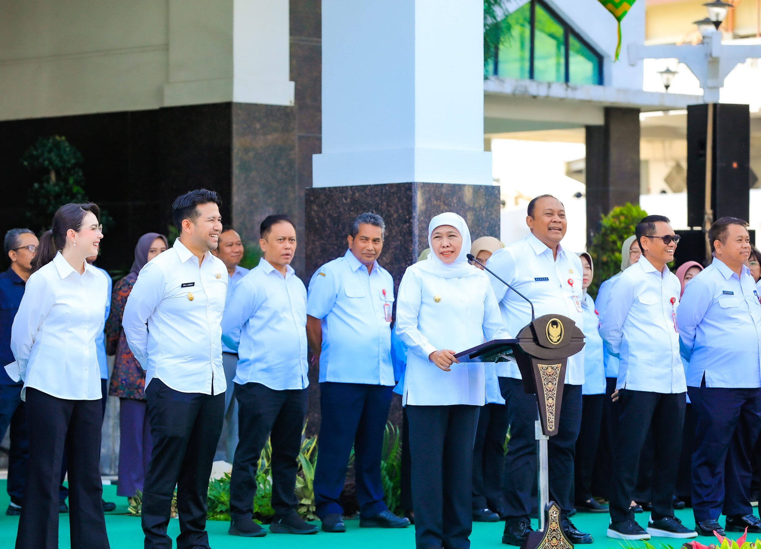 Gubernur Khofifah Pimpin Apel Pagi ASN Pemprov Jatim Pasca Libur Lebaran, Tekankan Kebijakan WFH sebagai Upaya Efisiensi dan Pastikan Kinerja Pelayanan Publik Tetap Maksimal