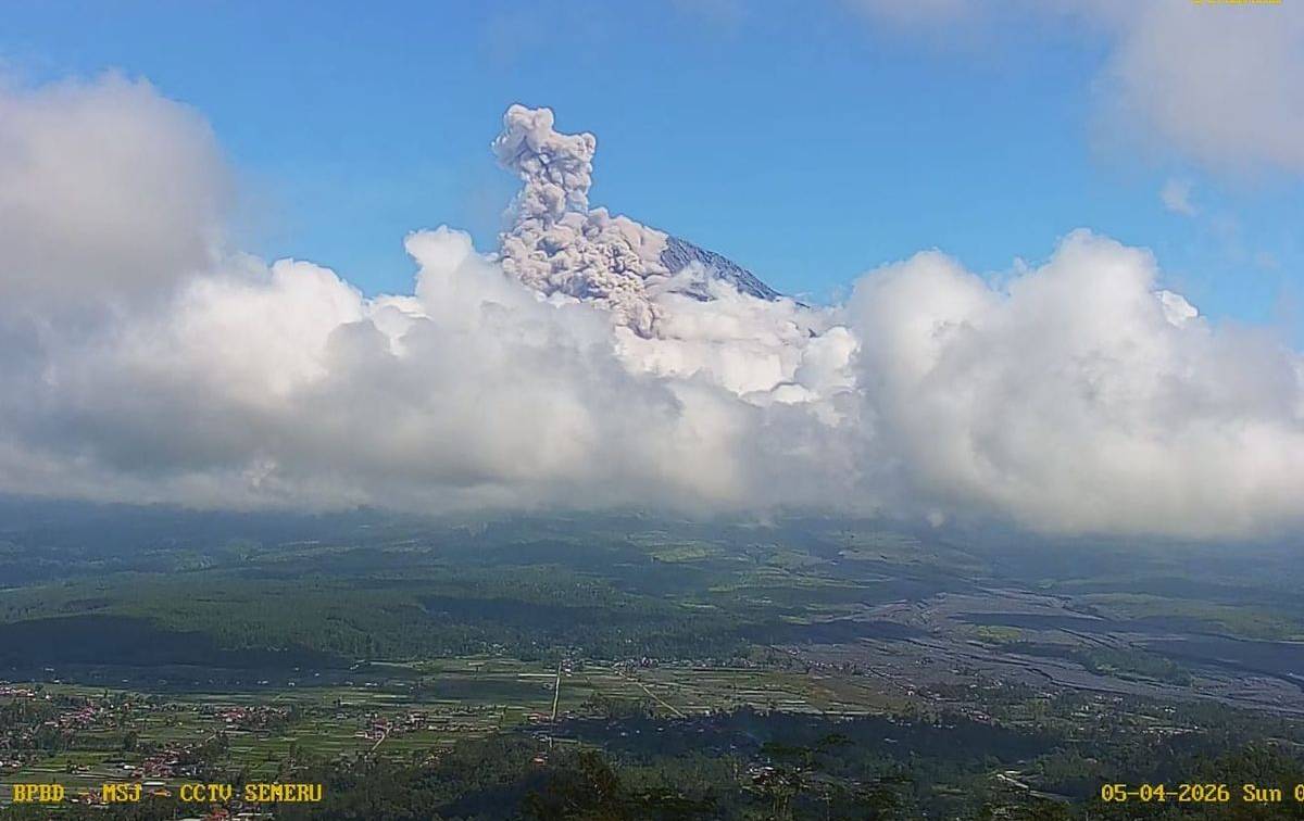 Gunung Semeru Erupsi, Awan Panas Meluncur 3 Km ke Arah Besuk Kobokan Gunung Semeru Erupsi, Awan Panas Meluncur 3 Km ke Arah Besuk Kobokan