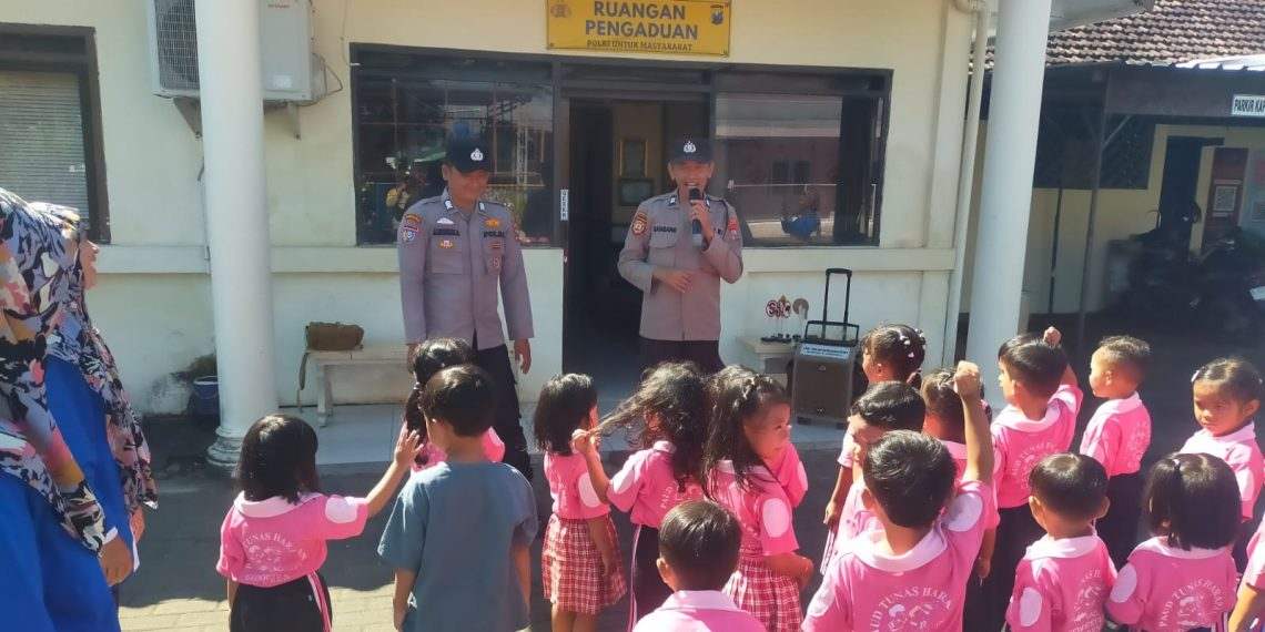 Polres Malang Edukasi Siswa TK, Tanamkan Disiplin dan Kesadaran Hukum Sejak Dini Polres Malang Edukasi Siswa TK, Tanamkan Disiplin dan Kesadaran Hukum Sejak Dini