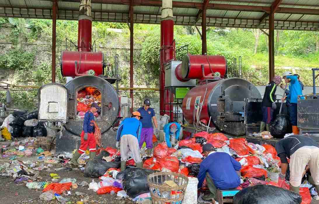 UB Teliti Dampak Emisi Insinerator TPA Tlekung Batu terhadap Kesehatan Pekerja