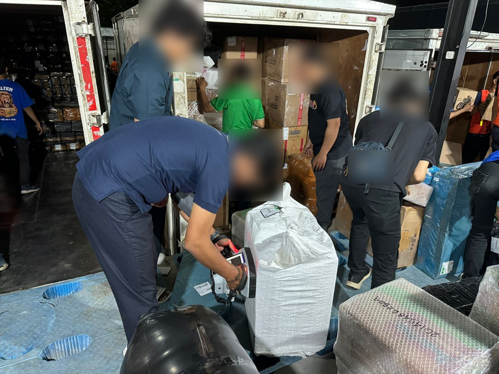 Bea Cukai Malang Menggagalkan Peredaran Rokok Ilegal di Dua Lokasi Jasa Ekspedisi