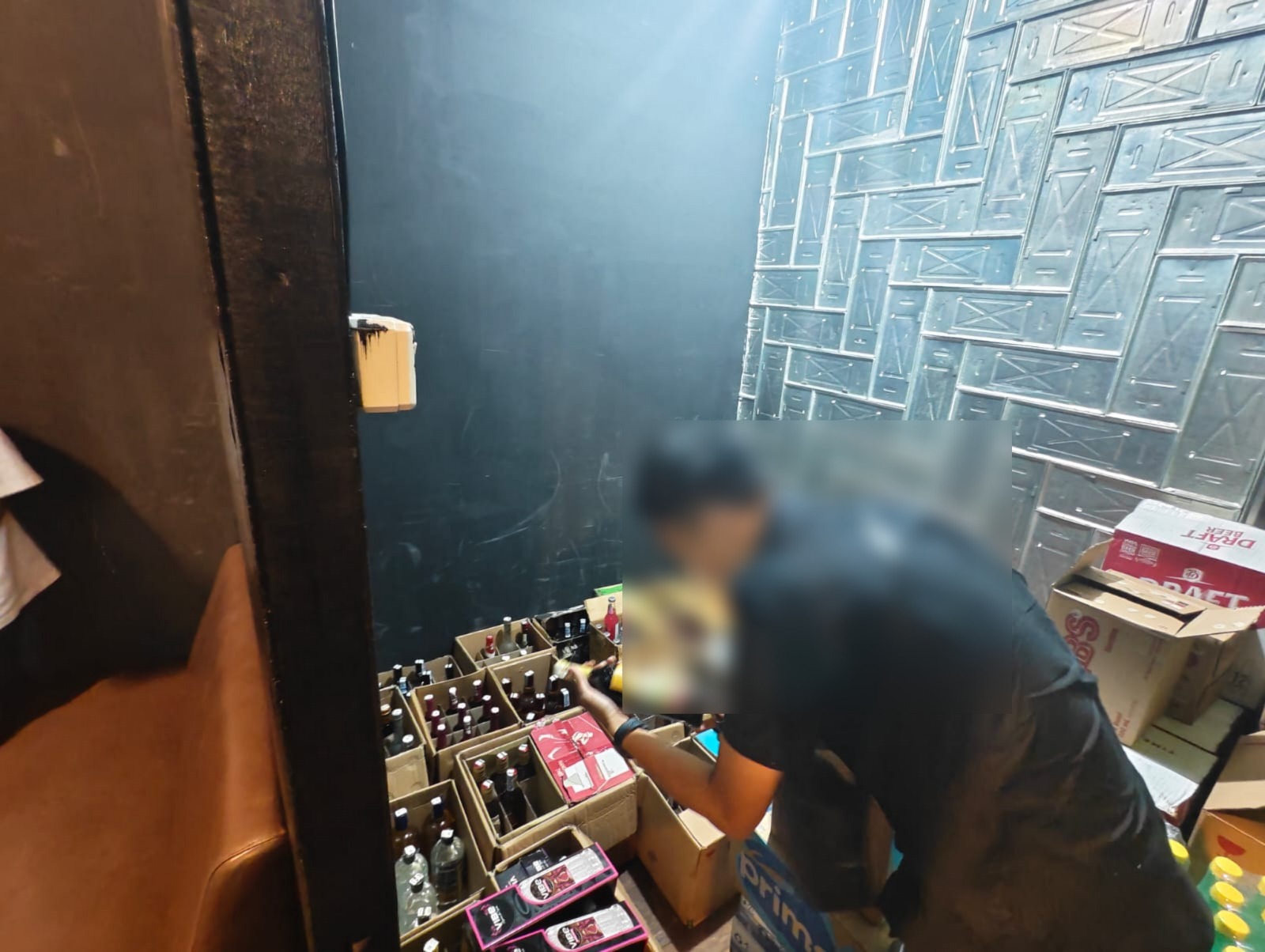 Bea Cukai Malang Tindak 806 Botol MMEA Ilegal di Tempat Karaoke Kota Batu