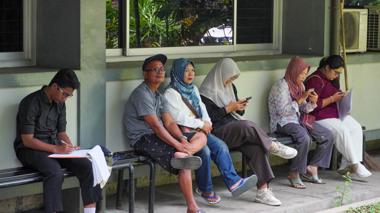 Untaian Doa dan Lelah Orang Tua di Balik UTBK UB 2026