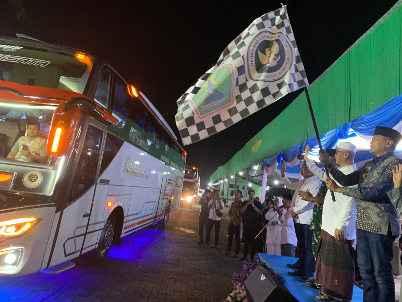 Sebanyak 1.201 Jamaah Haji Kota Malang Resmi Berangkat, Kloter Terbesar Dilepas dari Ki Angmor