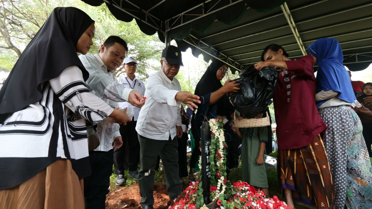 BAZNAS RI Beri Santunan Bagi 15 Keluarga Korban Meninggal Kecelakaan Kereta di Bekasi