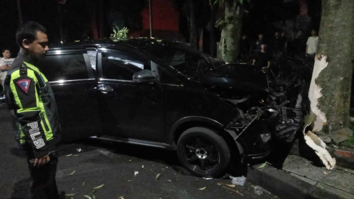 Innova Ringsek di Depan UB Malang, Sopir Diduga Mengantuk