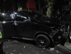 Innova Ringsek di Depan UB Malang, Sopir Diduga Mengantuk