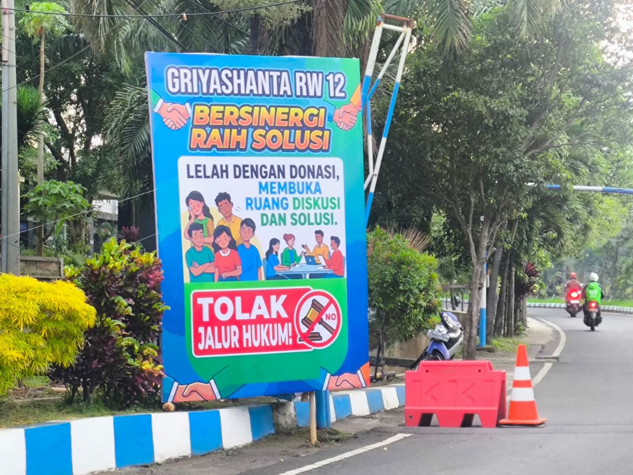 Banner “Lelah dengan Donasi” Muncul, Warga Griyashanta Dorong Dialog Terbuka