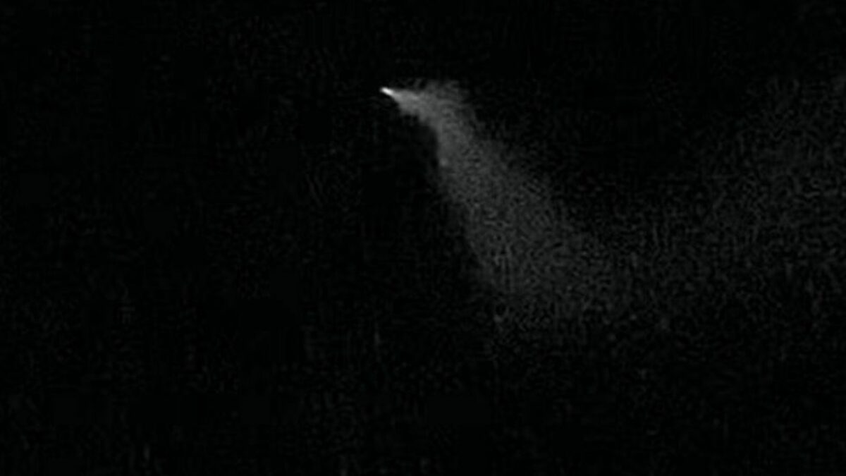 Langit Malang Mendadak Menyala, Warga Panik Lihat “Cahaya Aneh” Melintas