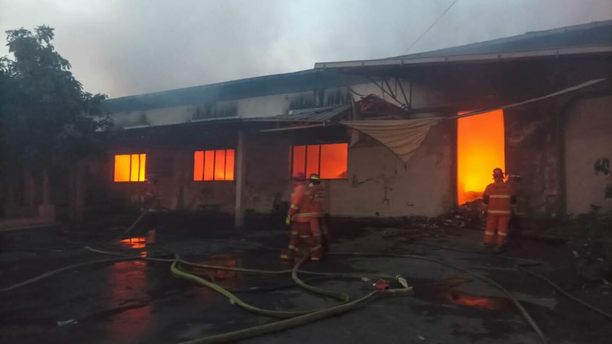 Gudang Bahan Pabrik Rokok di Kedungkandang Terbakar, Api Cepat Membesar Saat Lokasi Kosong