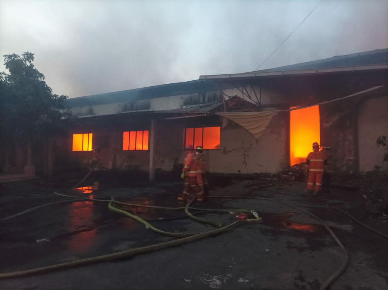 Gudang Bahan Pabrik Rokok di Kedungkandang Terbakar, Api Cepat Membesar Saat Lokasi Kosong