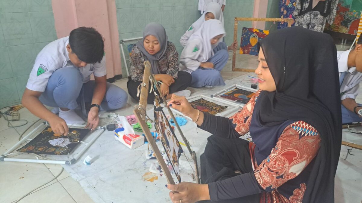 Siswa MANU Gondanglegi Dalami Ekonomi Lewat Praktik Membatik di Sukun