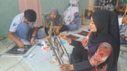 Siswa MANU Gondanglegi Dalami Ekonomi Lewat Praktik Membatik di Sukun