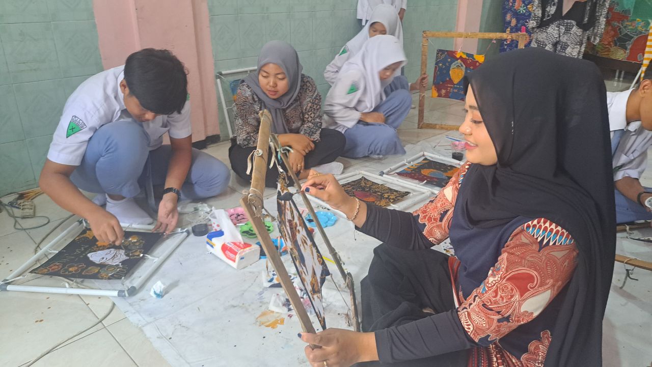 Siswa MANU Gondanglegi Dalami Ekonomi Lewat Praktik Membatik di Sukun