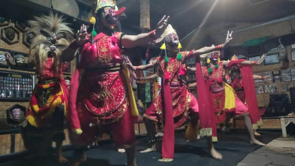Spirit “Njowo” Hidupkan Topeng Malang di Hari Tari Sedunia di Polowijen