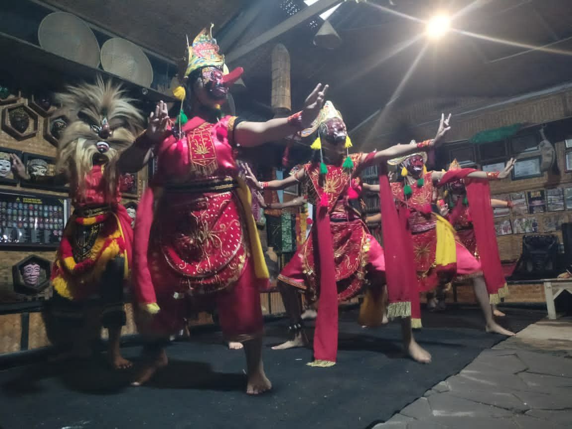 Spirit “Njowo” Hidupkan Topeng Malang di Hari Tari Sedunia di Polowijen
