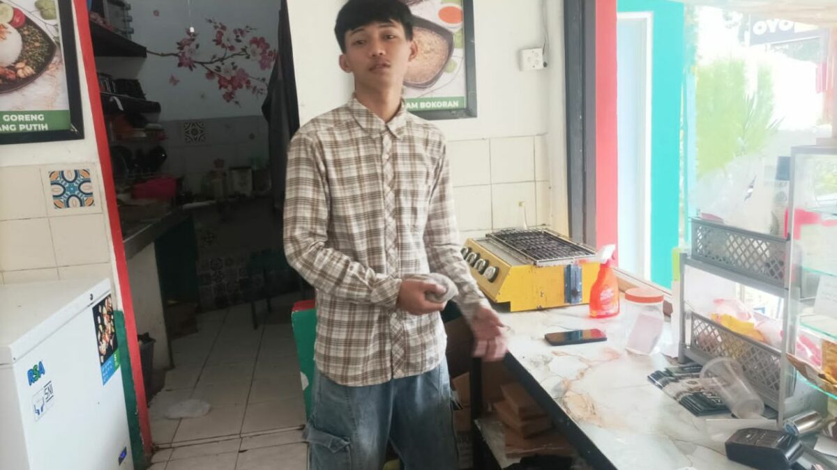 Maling Pura-pura Beli Teh, Gasak Tiga HP di Warung Arkana Malang
