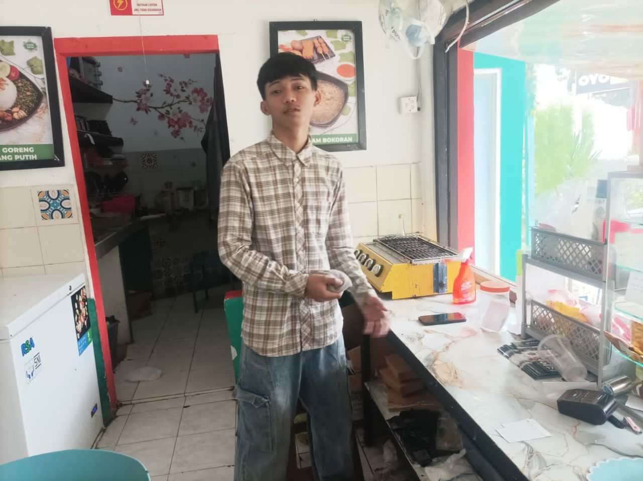 Maling Pura-pura Beli Teh, Gasak Tiga HP di Warung Arkana Malang