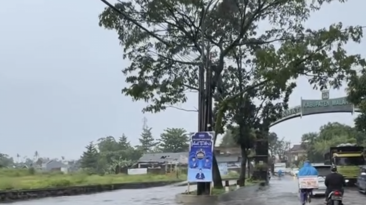Awas Bahaya! Banjir Lowokdoro Malang Telan Badan Jalan