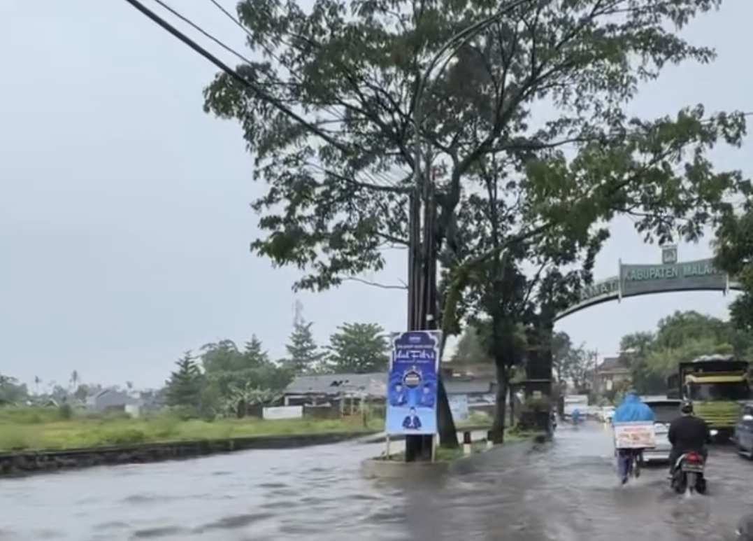 Awas Bahaya! Banjir Lowokdoro Malang Telan Badan Jalan Awas Bahaya! Banjir Lowokdoro Malang Telan Badan Jalan