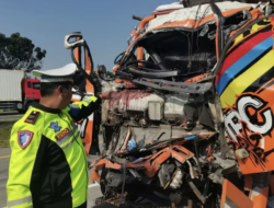 Sopir Diduga Mengantuk, Tabrakan Truk di Tol Jomo Tewaskan Dua Orang