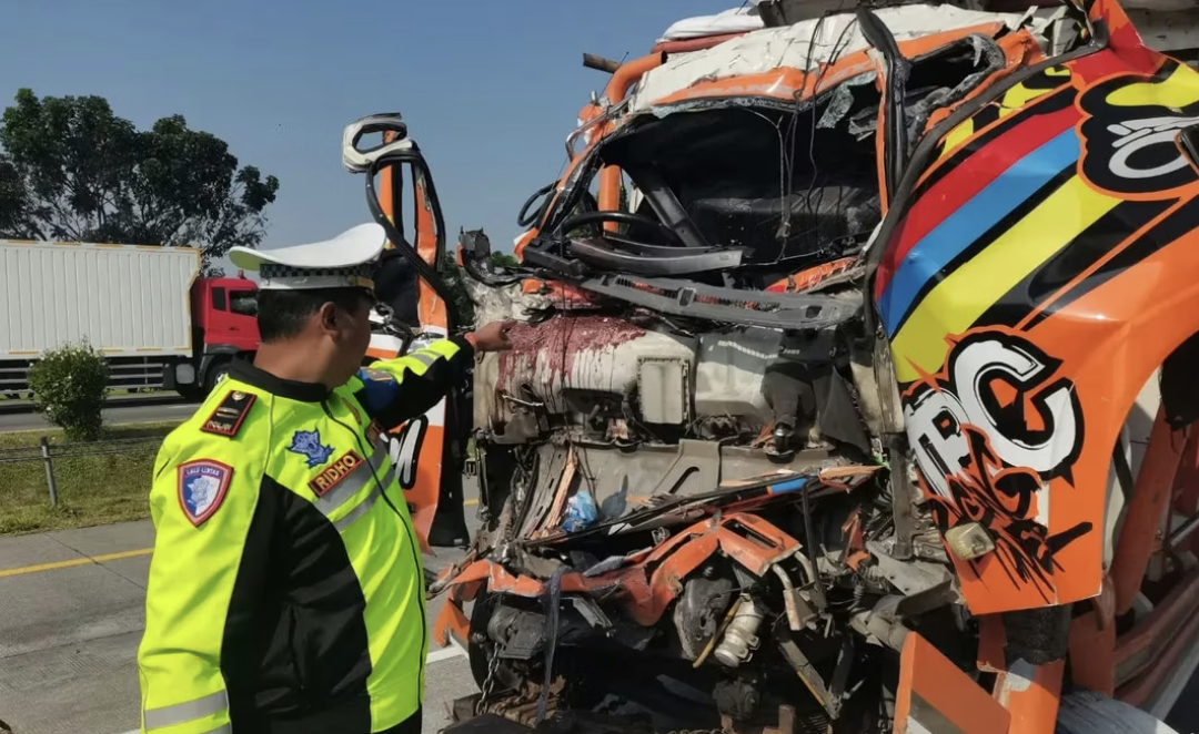 Sopir Diduga Mengantuk, Tabrakan Truk di Tol Jomo Tewaskan Dua Orang