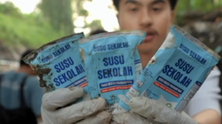 Aktivis Lingkungan ini Temukan Tumpukan Kemasan Susu MBG Dibuang di Sungai