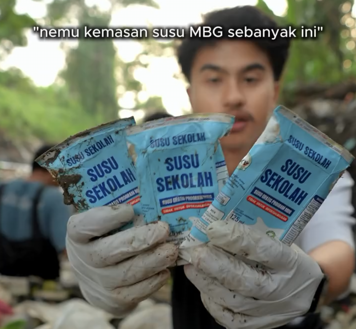 Aktivis Lingkungan ini Temukan Tumpukan Kemasan Susu MBG Dibuang di Sungai