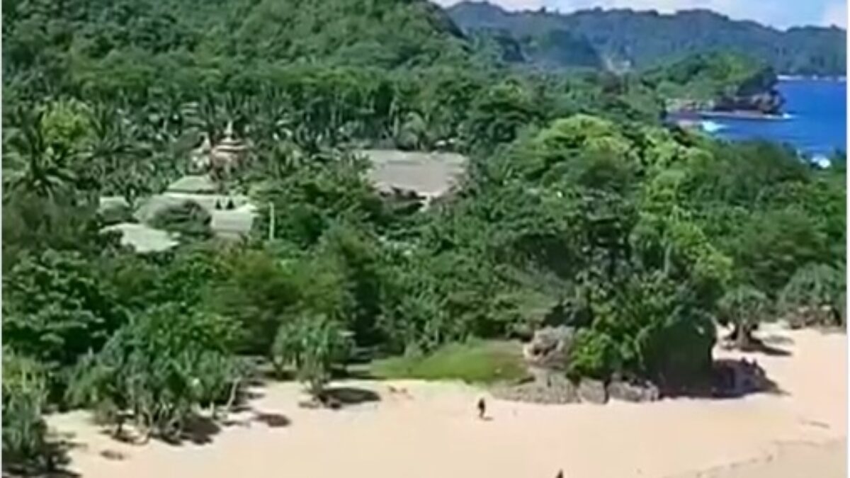 Pantai Goa Cina Malang: Formasi Karang Dramatis dan Legenda yang Bikin Penasaran
