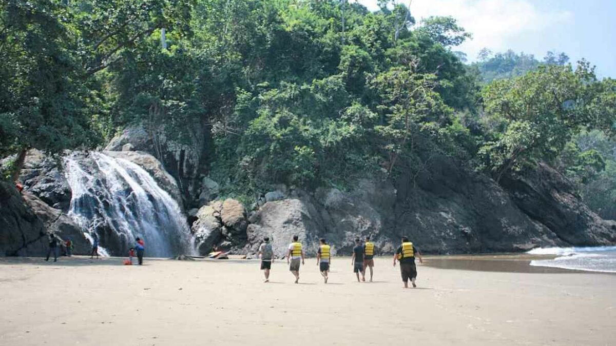 Pantai Banyu Anjlok Malang: Air Terjun yang Jatuh Langsung ke Bibir Pantai