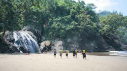 Pantai Banyu Anjlok Malang: Air Terjun yang Jatuh Langsung ke Bibir Pantai