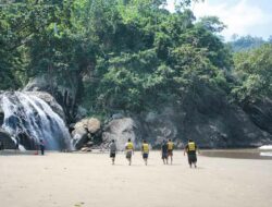 Pantai Banyu Anjlok Malang: Air Terjun yang Jatuh Langsung ke Bibir Pantai