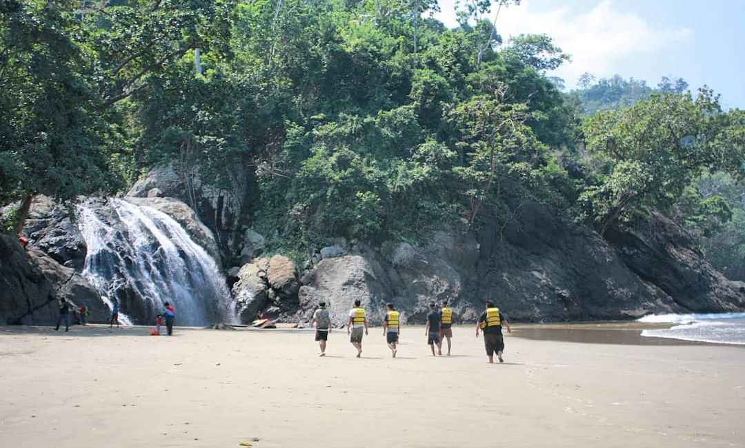 Pantai Banyu Anjlok Malang: Air Terjun yang Jatuh Langsung ke Bibir Pantai