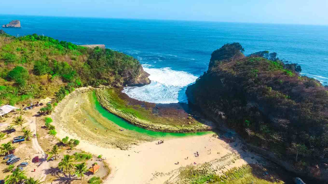 Pantai Batu Bengkung Malang: Keindahan Karang Unik dan Kolam Alami yang Belum Banyak Diketahui