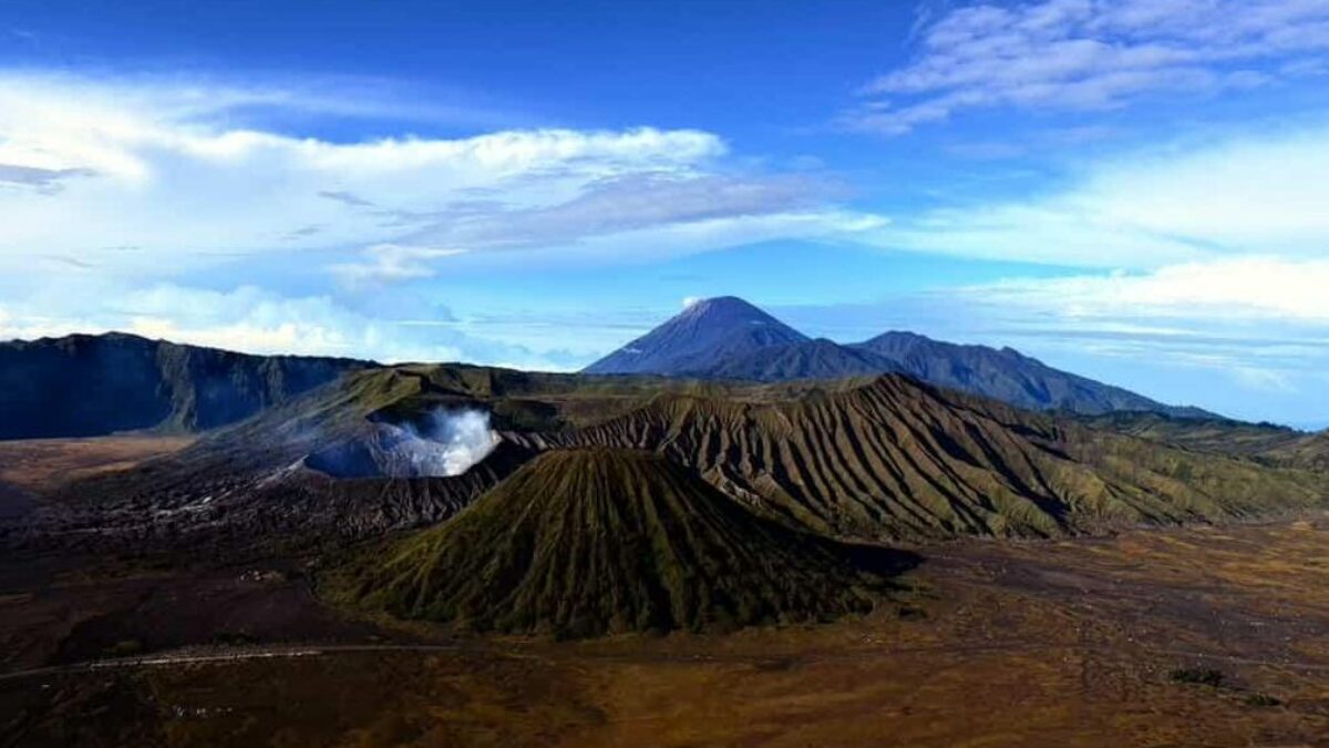 Gunung Bromo dari Malang: Rute, Jeep, dan Tips Biar Sunrisemu Tidak Berakhir Zonk Gunung Bromo dari Malang: Rute, Jeep, dan Tips Biar Sunrisemu Tidak Berakhir Zonk