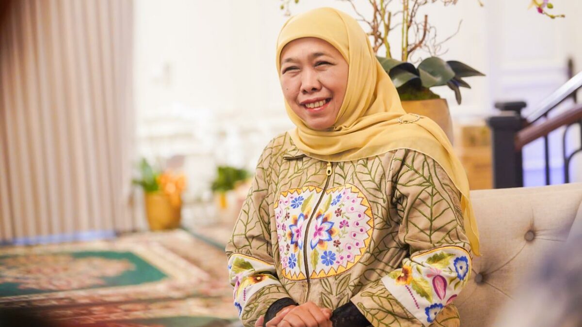 Kemiskinan Ekstrem Jatim Turun Jadi 0,29 Persen, Khofifah Klaim Program Tepat Sasaran  Kemiskinan Ekstrem Jatim Turun Tajam dalam Lima Tahun  Pemerintah Provinsi Jawa Timur mencatat penurunan signifikan angka kemiskinan ekstrem sepanjang periode 2020 hingga 2025. Berdasarkan data Kemenko Pembangunan Manusia dan Kebudayaan serta Badan Pusat Statistik per 28 April 2026, angka kemiskinan ekstrem Jatim kini berada di level 0,29 persen.  Capaian tersebut jauh di bawah rata-rata nasional yang masih berada di angka 0,85 persen. Selama lima tahun terakhir, kemiskinan ekstrem di Jawa Timur turun sebesar 4,26 persen poin.  Pada 2020, angka kemiskinan ekstrem Jatim tercatat sebesar 4,55 persen. Angka itu terus menurun hingga menyentuh 0,29 persen pada 2025.  Gubernur Khofifah Indar Parawansa menyebut capaian tersebut menjadi indikator efektivitas pembangunan dan perlindungan sosial di Jawa Timur.  “Alhamdulillah, penurunan kemiskinan ekstrem di Jawa Timur saat ini berada di 0,29 persen atau jauh di bawah nasional sebesar 0,85 persen. Artinya, bukti intervensi tepat sasaran dan sinergi serta kolaborasi seluruh pihak berjalan efektif,” kata Khofifah di Surabaya, Senin (25/5).  Tren Penurunan Konsisten Setiap Tahun  Khofifah menjelaskan, tren penurunan kemiskinan ekstrem di Jawa Timur berlangsung konsisten setiap tahun. Pada 2021, angkanya turun menjadi 2,23 persen.  Selanjutnya, angka kemiskinan ekstrem kembali turun menjadi 1,80 persen pada 2022. Pada 2023, persentasenya berada di level 0,82 persen.  Penurunan terus berlanjut menjadi 0,59 persen pada 2024. Hingga akhirnya mencapai 0,29 persen pada 2025.  Menurut Khofifah, capaian tersebut tetap terjaga meski standar garis kemiskinan ekstrem global mengalami perubahan. Indikator global bergeser dari US,99 Purchasing Power Parity menjadi US,15 PPP pada periode 2024–2025.  “Meski standar pengukuran kemiskinan ekstrem mengalami penyesuaian secara global, Jawa Timur tetap mampu menurunkan angkanya secara konsisten. Ini menunjukkan bahwa program-program pengentasan kemiskinan yang dilakukan semakin tepat sasaran,” tegasnya.  Pengangguran dan Kemiskinan Ikut Menurun  Selain kemiskinan ekstrem, indikator makro ekonomi Jawa Timur juga menunjukkan perbaikan. Berdasarkan rilis BPS 5 Februari 2026, persentase penduduk miskin Jawa Timur pada September 2025 tercatat sebesar 9,30 persen.  Angka tersebut menurun dibanding Maret 2025 yang mencapai 9,50 persen. Di sektor ketenagakerjaan, Tingkat Pengangguran Terbuka Jawa Timur juga turun menjadi 3,55 persen per Februari 2026.  Sebelumnya, TPT Jawa Timur berada di angka 3,61 persen pada Februari 2025. Persentase itu juga lebih rendah dibanding rata-rata nasional sebesar 4,68 persen.  Khofifah menyebut kualitas lulusan pendidikan vokasi juga mulai menunjukkan perkembangan positif. Tingkat pengangguran lulusan SMK turun menjadi 5,73 persen dari sebelumnya 5,87 persen.  “Ini menunjukkan kualitas lulusan SMK semakin meningkat serta semakin banyak terserap dunia kerja. Ini menandakan link and match pendidikan vokasi dengan kebutuhan industri berjalan semakin baik,” ujarnya.  Ekonomi Jatim Tumbuh Tertinggi di Pulau Jawa  Di tengah ketidakpastian ekonomi global, pertumbuhan ekonomi Jawa Timur tetap berada di jalur positif. Berdasarkan rilis BPS 5 Mei 2026, ekonomi Jawa Timur Triwulan I-2026 tumbuh sebesar 5,96 persen secara year-on-year.  Pertumbuhan tersebut menjadi yang tertinggi di Pulau Jawa dan melampaui capaian nasional. Struktur ekonomi Jawa Timur masih ditopang sektor industri pengolahan, perdagangan, dan pertanian.  Sektor industri pengolahan menyumbang 31,45 persen terhadap struktur ekonomi daerah. Sementara perdagangan berkontribusi sebesar 18,77 persen dan pertanian sebesar 10,51 persen.  Jawa Timur juga tercatat menjadi penyumbang terbesar kedua terhadap perekonomian nasional dengan kontribusi sebesar 14,40 persen.  Pemprov Klaim Perkuat Program Pemberdayaan  Khofifah mengatakan penurunan kemiskinan ekstrem tidak hanya dilakukan melalui bantuan sosial. Pemerintah daerah juga memperkuat program pemberdayaan ekonomi masyarakat secara berkelanjutan.  Berbagai program strategis disebut terus diperkuat secara terintegrasi. Di antaranya perlindungan sosial adaptif, pemberdayaan UMKM, PKH Plus, Desa Berdaya, perlindungan pekerja rentan, hingga intervensi berbasis data P3KE.  “Pengentasan kemiskinan ekstrem tidak cukup hanya melalui bantuan sosial. Harus ada pemberdayaan yang berkelanjutan agar masyarakat memiliki daya tahan ekonomi dan kualitas hidup yang lebih baik,” katanya.  Khofifah menegaskan, penanganan kemiskinan ekstrem harus berdampak langsung terhadap kualitas hidup masyarakat. Menurutnya, pembangunan harus memastikan akses pendidikan, kesehatan, dan pekerjaan layak dapat dirasakan seluruh warga.  “No One Left Behind. Tidak boleh ada masyarakat Jawa Timur yang tertinggal dari arus pembangunan. Karena hakikat pembangunan adalah menghadirkan harapan, keadilan sosial, dan kesejahteraan hingga masyarakat lapisan paling bawah benar-benar merasakan manfaatnya,” pungkasnya.  SEO Elements  SEO Title: Kemiskinan Ekstrem Jawa Timur Turun Jadi 0,29 Persen, Terendah di Bawah Nasional  Meta Description: Angka kemiskinan ekstrem Jawa Timur turun drastis menjadi 0,29 persen pada 2025. Khofifah menyebut program perlindungan sosial berjalan efektif.  Slug: kemiskinan-ekstrem-jatim-turun-029-persen-2025  Tags: Jawa Timur, Khofifah Indar Parawansa, Kemiskinan Ekstrem, BPS, Ekonomi Jatim, Pengangguran, PKH Plus, Pemprov Jatim