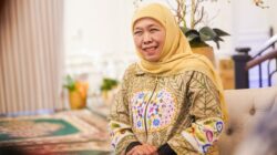 Kemiskinan Ekstrem Jatim Turun Jadi 0,29 Persen, Khofifah Klaim Program Tepat Sasaran  Kemiskinan Ekstrem Jatim Turun Tajam dalam Lima Tahun  Pemerintah Provinsi Jawa Timur mencatat penurunan signifikan angka kemiskinan ekstrem sepanjang periode 2020 hingga 2025. Berdasarkan data Kemenko Pembangunan Manusia dan Kebudayaan serta Badan Pusat Statistik per 28 April 2026, angka kemiskinan ekstrem Jatim kini berada di level 0,29 persen.  Capaian tersebut jauh di bawah rata-rata nasional yang masih berada di angka 0,85 persen. Selama lima tahun terakhir, kemiskinan ekstrem di Jawa Timur turun sebesar 4,26 persen poin.  Pada 2020, angka kemiskinan ekstrem Jatim tercatat sebesar 4,55 persen. Angka itu terus menurun hingga menyentuh 0,29 persen pada 2025.  Gubernur Khofifah Indar Parawansa menyebut capaian tersebut menjadi indikator efektivitas pembangunan dan perlindungan sosial di Jawa Timur.  “Alhamdulillah, penurunan kemiskinan ekstrem di Jawa Timur saat ini berada di 0,29 persen atau jauh di bawah nasional sebesar 0,85 persen. Artinya, bukti intervensi tepat sasaran dan sinergi serta kolaborasi seluruh pihak berjalan efektif,” kata Khofifah di Surabaya, Senin (25/5).  Tren Penurunan Konsisten Setiap Tahun  Khofifah menjelaskan, tren penurunan kemiskinan ekstrem di Jawa Timur berlangsung konsisten setiap tahun. Pada 2021, angkanya turun menjadi 2,23 persen.  Selanjutnya, angka kemiskinan ekstrem kembali turun menjadi 1,80 persen pada 2022. Pada 2023, persentasenya berada di level 0,82 persen.  Penurunan terus berlanjut menjadi 0,59 persen pada 2024. Hingga akhirnya mencapai 0,29 persen pada 2025.  Menurut Khofifah, capaian tersebut tetap terjaga meski standar garis kemiskinan ekstrem global mengalami perubahan. Indikator global bergeser dari US,99 Purchasing Power Parity menjadi US,15 PPP pada periode 2024–2025.  “Meski standar pengukuran kemiskinan ekstrem mengalami penyesuaian secara global, Jawa Timur tetap mampu menurunkan angkanya secara konsisten. Ini menunjukkan bahwa program-program pengentasan kemiskinan yang dilakukan semakin tepat sasaran,” tegasnya.  Pengangguran dan Kemiskinan Ikut Menurun  Selain kemiskinan ekstrem, indikator makro ekonomi Jawa Timur juga menunjukkan perbaikan. Berdasarkan rilis BPS 5 Februari 2026, persentase penduduk miskin Jawa Timur pada September 2025 tercatat sebesar 9,30 persen.  Angka tersebut menurun dibanding Maret 2025 yang mencapai 9,50 persen. Di sektor ketenagakerjaan, Tingkat Pengangguran Terbuka Jawa Timur juga turun menjadi 3,55 persen per Februari 2026.  Sebelumnya, TPT Jawa Timur berada di angka 3,61 persen pada Februari 2025. Persentase itu juga lebih rendah dibanding rata-rata nasional sebesar 4,68 persen.  Khofifah menyebut kualitas lulusan pendidikan vokasi juga mulai menunjukkan perkembangan positif. Tingkat pengangguran lulusan SMK turun menjadi 5,73 persen dari sebelumnya 5,87 persen.  “Ini menunjukkan kualitas lulusan SMK semakin meningkat serta semakin banyak terserap dunia kerja. Ini menandakan link and match pendidikan vokasi dengan kebutuhan industri berjalan semakin baik,” ujarnya.  Ekonomi Jatim Tumbuh Tertinggi di Pulau Jawa  Di tengah ketidakpastian ekonomi global, pertumbuhan ekonomi Jawa Timur tetap berada di jalur positif. Berdasarkan rilis BPS 5 Mei 2026, ekonomi Jawa Timur Triwulan I-2026 tumbuh sebesar 5,96 persen secara year-on-year.  Pertumbuhan tersebut menjadi yang tertinggi di Pulau Jawa dan melampaui capaian nasional. Struktur ekonomi Jawa Timur masih ditopang sektor industri pengolahan, perdagangan, dan pertanian.  Sektor industri pengolahan menyumbang 31,45 persen terhadap struktur ekonomi daerah. Sementara perdagangan berkontribusi sebesar 18,77 persen dan pertanian sebesar 10,51 persen.  Jawa Timur juga tercatat menjadi penyumbang terbesar kedua terhadap perekonomian nasional dengan kontribusi sebesar 14,40 persen.  Pemprov Klaim Perkuat Program Pemberdayaan  Khofifah mengatakan penurunan kemiskinan ekstrem tidak hanya dilakukan melalui bantuan sosial. Pemerintah daerah juga memperkuat program pemberdayaan ekonomi masyarakat secara berkelanjutan.  Berbagai program strategis disebut terus diperkuat secara terintegrasi. Di antaranya perlindungan sosial adaptif, pemberdayaan UMKM, PKH Plus, Desa Berdaya, perlindungan pekerja rentan, hingga intervensi berbasis data P3KE.  “Pengentasan kemiskinan ekstrem tidak cukup hanya melalui bantuan sosial. Harus ada pemberdayaan yang berkelanjutan agar masyarakat memiliki daya tahan ekonomi dan kualitas hidup yang lebih baik,” katanya.  Khofifah menegaskan, penanganan kemiskinan ekstrem harus berdampak langsung terhadap kualitas hidup masyarakat. Menurutnya, pembangunan harus memastikan akses pendidikan, kesehatan, dan pekerjaan layak dapat dirasakan seluruh warga.  “No One Left Behind. Tidak boleh ada masyarakat Jawa Timur yang tertinggal dari arus pembangunan. Karena hakikat pembangunan adalah menghadirkan harapan, keadilan sosial, dan kesejahteraan hingga masyarakat lapisan paling bawah benar-benar merasakan manfaatnya,” pungkasnya.  SEO Elements  SEO Title: Kemiskinan Ekstrem Jawa Timur Turun Jadi 0,29 Persen, Terendah di Bawah Nasional  Meta Description: Angka kemiskinan ekstrem Jawa Timur turun drastis menjadi 0,29 persen pada 2025. Khofifah menyebut program perlindungan sosial berjalan efektif.  Slug: kemiskinan-ekstrem-jatim-turun-029-persen-2025  Tags: Jawa Timur, Khofifah Indar Parawansa, Kemiskinan Ekstrem, BPS, Ekonomi Jatim, Pengangguran, PKH Plus, Pemprov Jatim