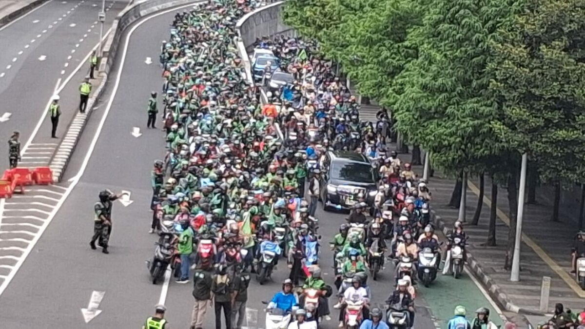 Jumhur Hidayat Ikuti Ribuan Buruh Konvoi Motor ke Puncak Hari Buruh di Monas