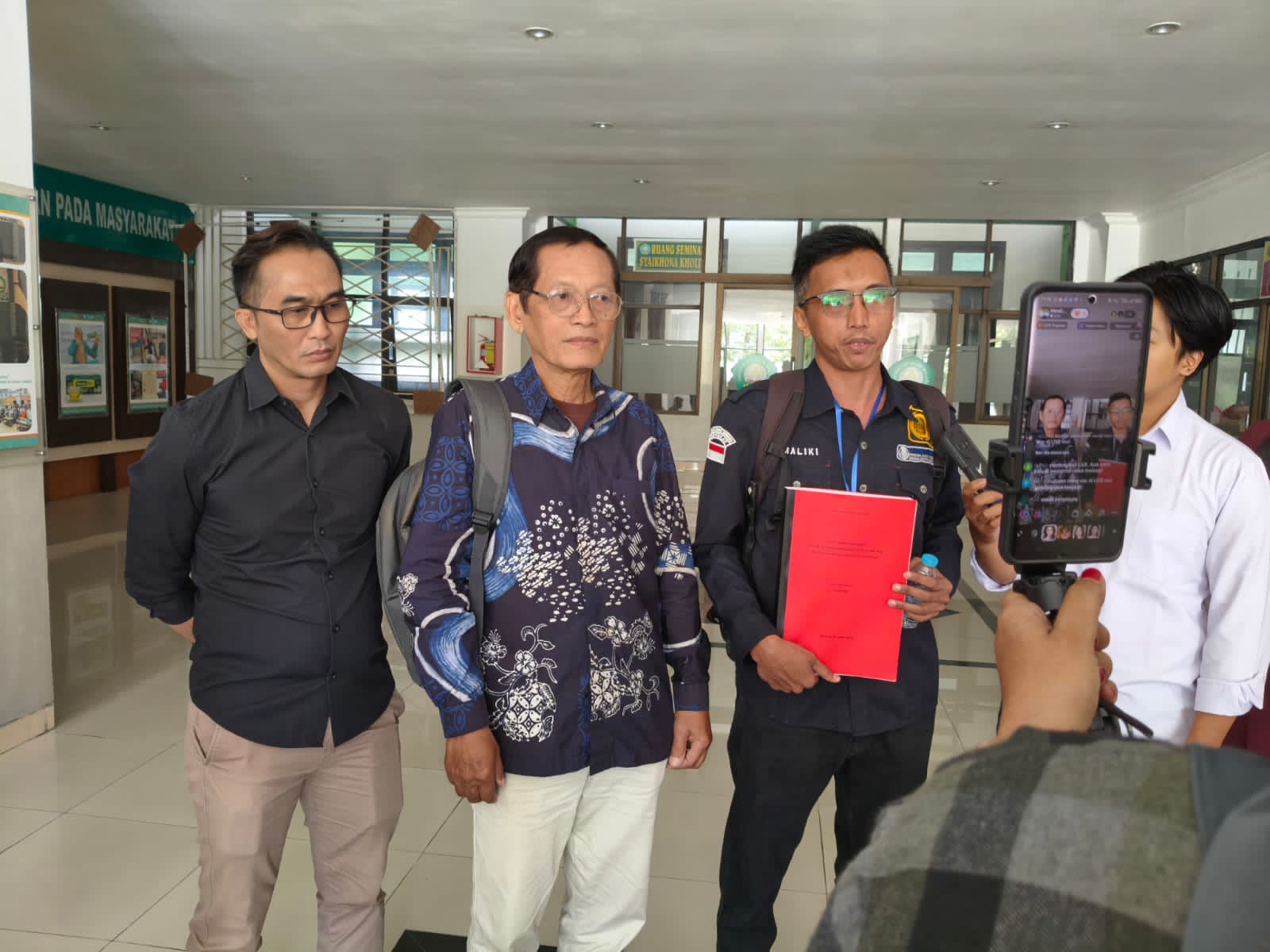 Gugatan Etik di Malang: Advokat Berinisial A.A. Diduga Banting Setir, Pensiunan Sunardi Laporkan Pengkhianatan Rahasia Klien Gugatan Etik di Malang: Advokat Berinisial A.A. Diduga Banting Setir, Pensiunan Sunardi Laporkan Pengkhianatan Rahasia Klien