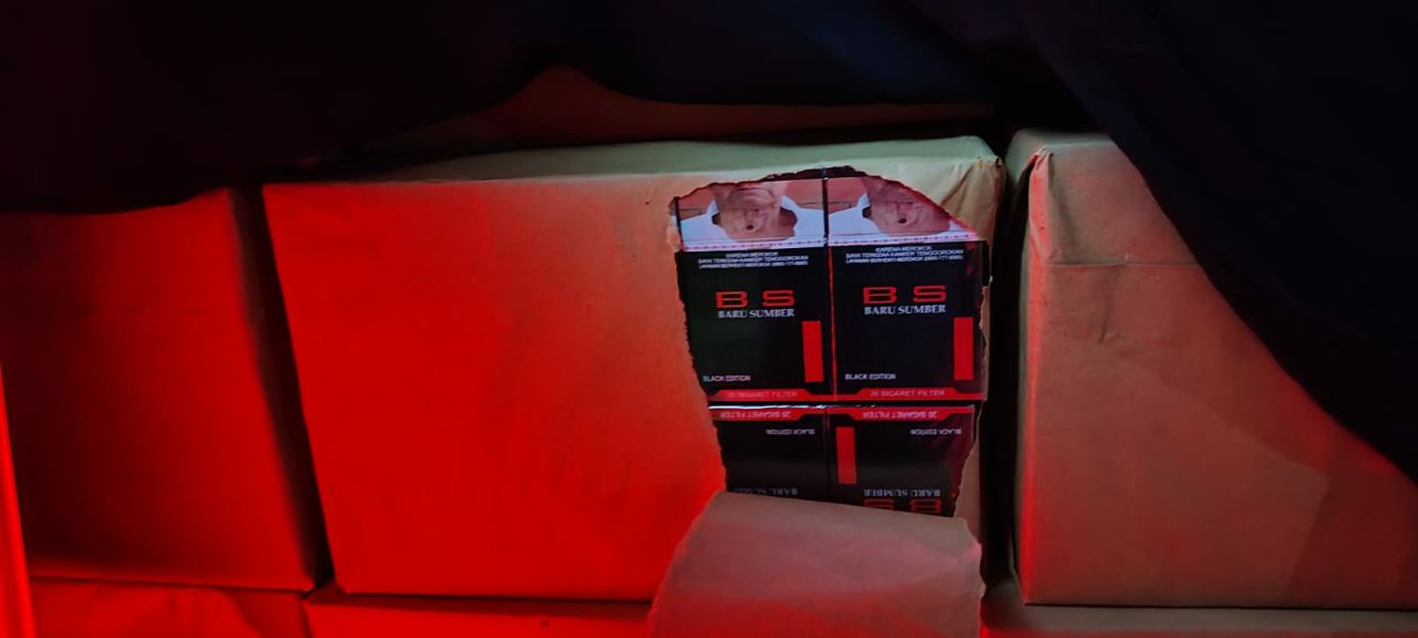 Aksi Kejar Tengah Malam, Bea Cukai Malang Gagalkan Peredaran 464 Ribu Batang Rokok Ilegal