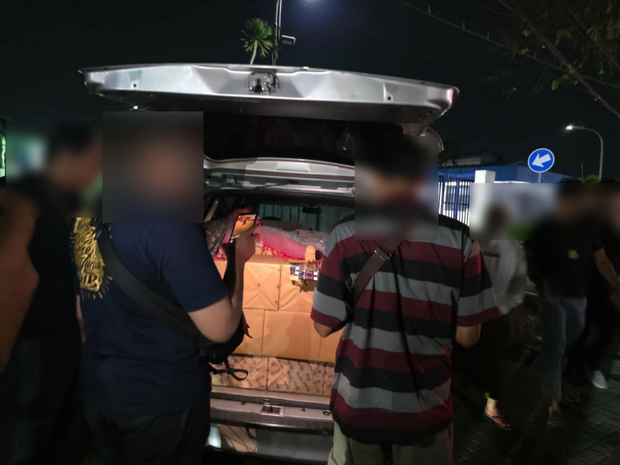 Kejar Minibus Silver di Karanglo, Bea Cukai Malang Gagalkan Peredaran 183.800 Batang Rokok Ilegal Kejar Minibus Silver di Karanglo, Bea Cukai Malang Gagalkan Peredaran 183.800 Batang Rokok Ilegal