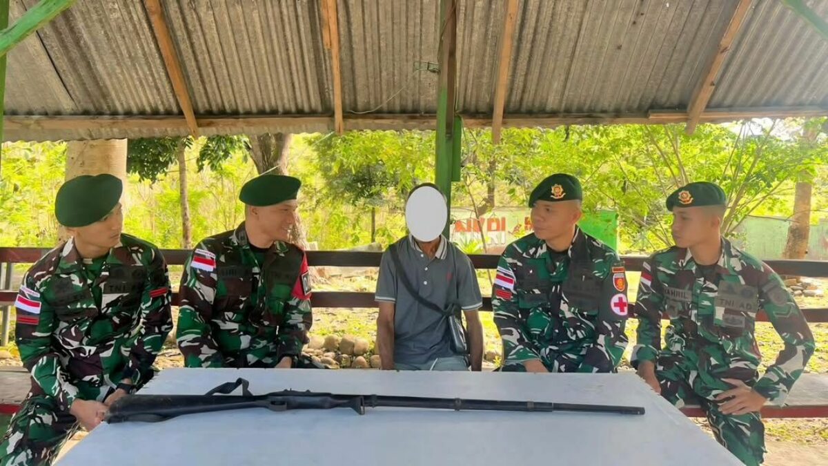 Satgas Yonarmed 12 Kostrad Bangun Kepercayaan Warga, Senjata Springfield Diserahkan Sukarela di Perbatasan