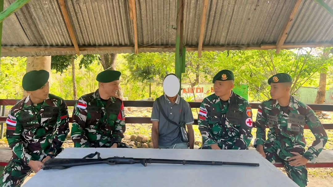 Satgas Yonarmed 12 Kostrad Bangun Kepercayaan Warga, Senjata Springfield Diserahkan Sukarela di Perbatasan Satgas Yonarmed 12 Kostrad Bangun Kepercayaan Warga, Senjata Springfield Diserahkan Sukarela di Perbatasan