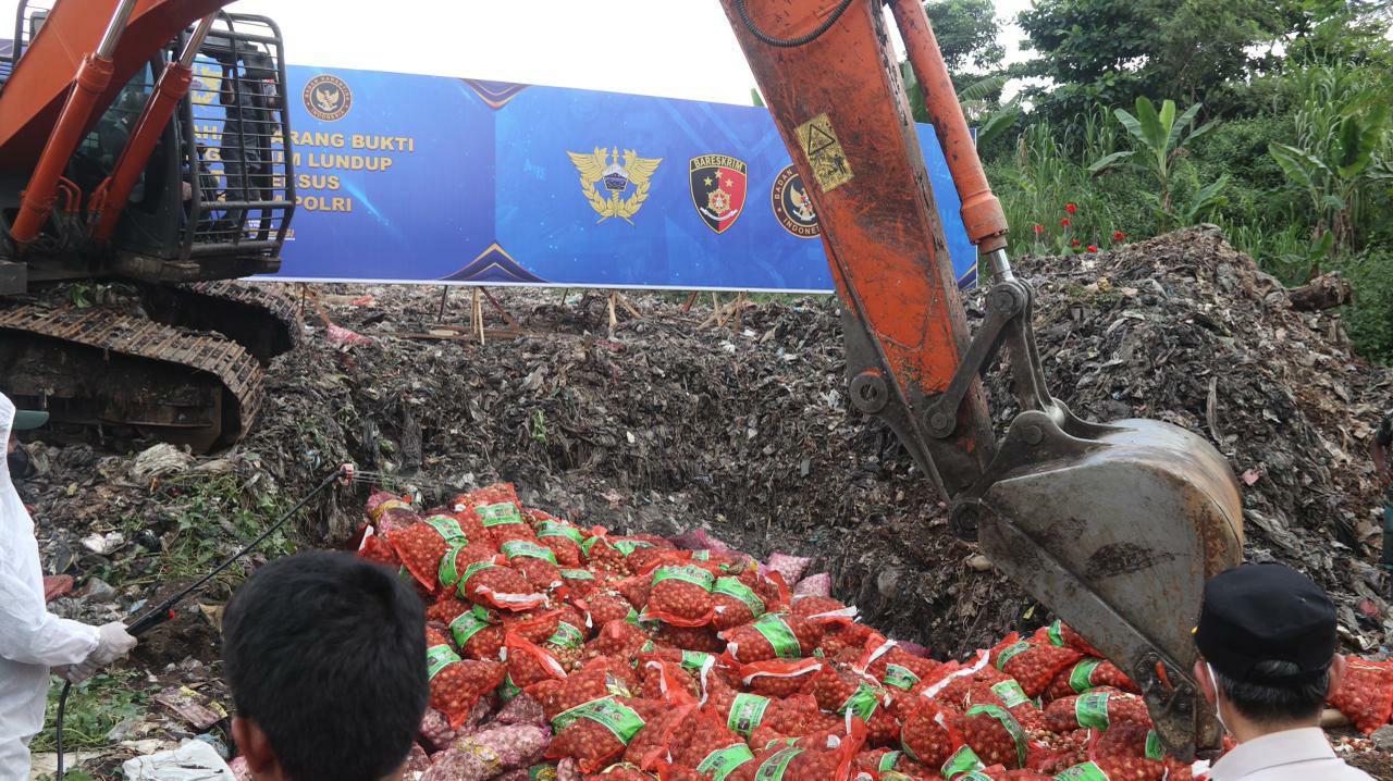 Bareskrim Musnahkan Belasan Ton Bawang Ilegal dari Jalur Tikus Perbatasan Malaysia