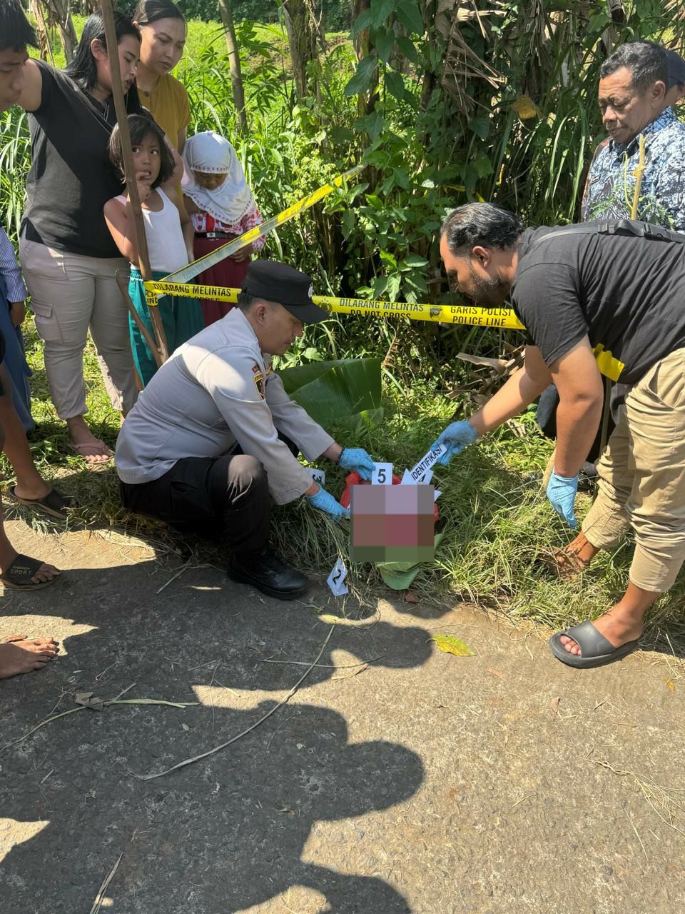 Bayi Laki-laki Ditemukan Meninggal di Pinggir Jalan Karangploso, Polisi Telusuri Pelaku Pembuangan Bayi Laki-laki Ditemukan Meninggal di Pinggir Jalan Karangploso, Polisi Telusuri Pelaku Pembuangan