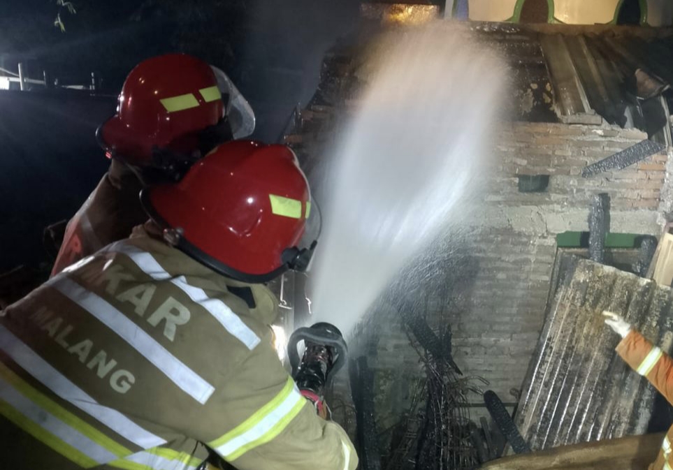 Gudang Barang Bekas di Polehan Terbakar Diduga Akibat Korsleting Listrik Gudang Barang Bekas di Polehan Terbakar Diduga Akibat Korsleting Listrik