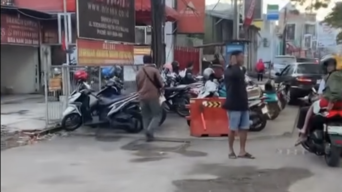 Trotoar Soekarno-Hatta Malang Dipakai Parkir, Warganet Soroti Fungsi Fasilitas Publik