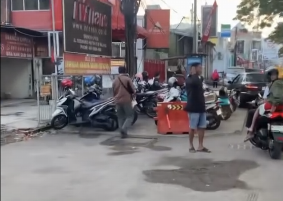 Trotoar Soekarno-Hatta Malang Dipakai Parkir, Warganet Soroti Fungsi Fasilitas Publik